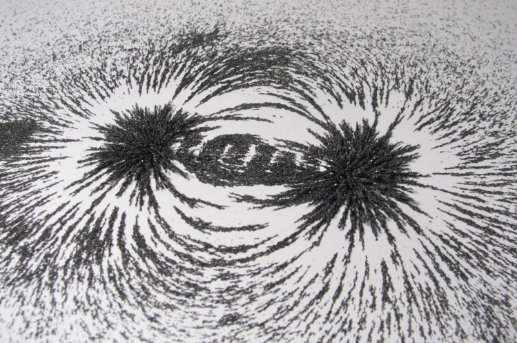Рис. 3. Картина магнитных линий вокруг полосового магнита, полученная с помощью железных опилок