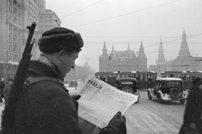 Рис. 7. Московский ополченец на Манежной площади, конец октября 1941 г.