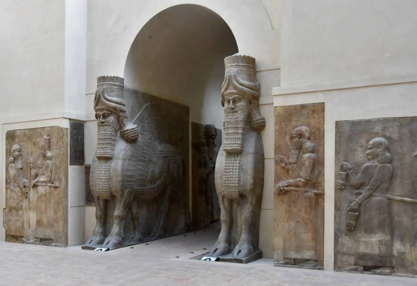 Рис. 8. Вход в ассирийский дворец. Современная фотография