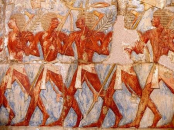 <strong>Рис. 5. Роспись на стенах — рассказ об экспедиции египтян в страну Пунт</strong>