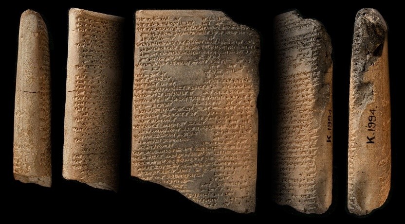 Рис. 10. Глиняные таблички с клинописью из библиотеки Ашшурбанапала