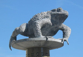 Рис. 10. Памятник лягушке в Токио
