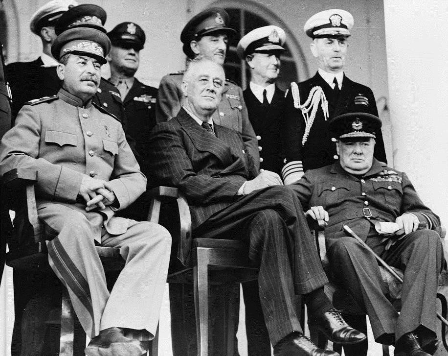 Рис. 14. Иосиф Сталин, далее Рузвельт, Уинстон Черчилль в Тегеране, 1943 г.