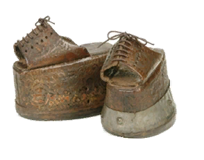 Рис. 9. Обувь на высокой подошве, используемая актёрами древнегреческого театра