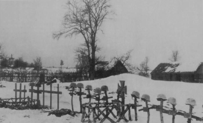 Рис. 11. Немецкое военное кладбище в подмосковной деревне, декабрь 1941 г.