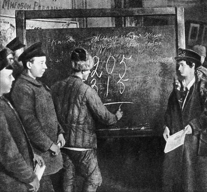 Рис. 4. В начальной школе для рабочих. Фотография конца 1920-х гг.