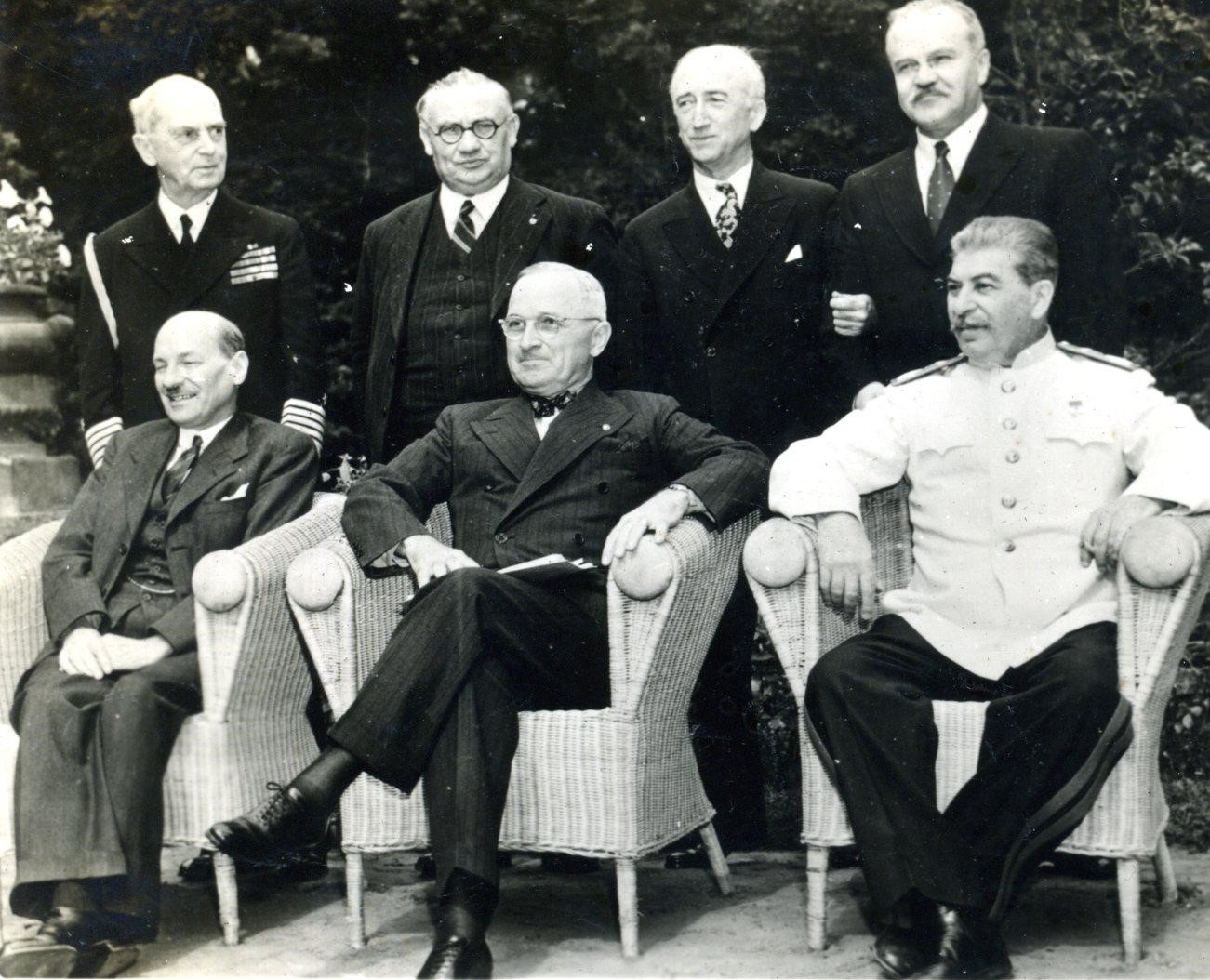 Рис. 15. К. Эттли, Г. Трумэн и И. Сталин. Потсдамская конференция