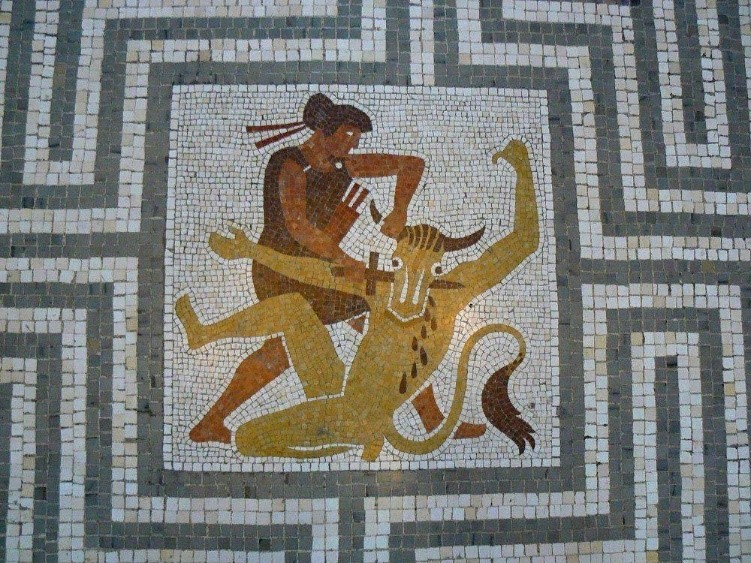 Рис. 4. Тесей убивает Минотавра в Лабиринте. Древнегреческая мозаика