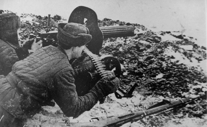 Рис. 10. Расчёт пулемёта «Максим» на позиции во время обороны Москвы, 27 ноября 1941 г.