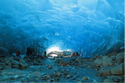 <strong>Рис. 11. Ледяная пещера Менденхолл на Аляске</strong>
