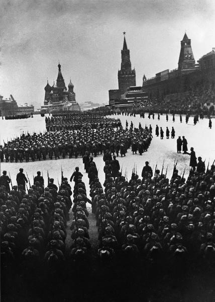 Рис. 9. Парад на Красной площади 7 ноября 1941 г. Все подразделения, участвовавшие в этом параде, непосредственно после прохождения или вскоре после этого отправились на ближние рубежи обороны Москвы