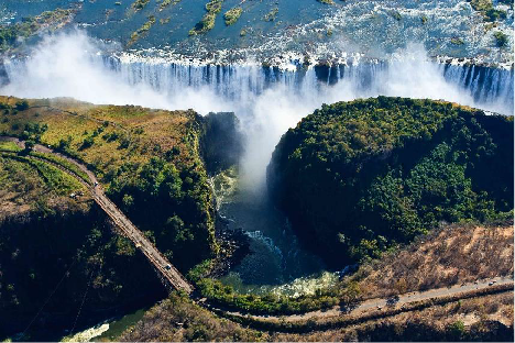<strong>Рис. 16. Водопад Виктория на реке Замбези в Африке (граница Замбии и Зимбабве)</strong>