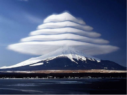 <strong>Рис. 15. Лентикулярные облака над вершиной Фудзи (Япония)</strong>
