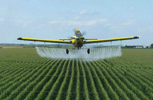Рис. 7. Самолет разбрызгивает пестициды