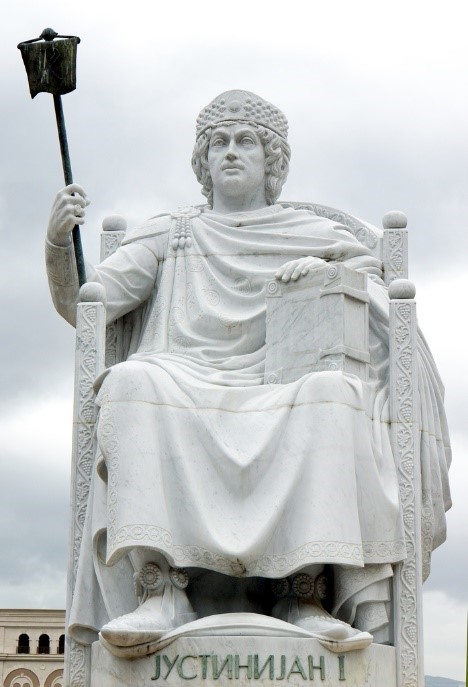 Рис. 2. Памятник Юстиниану I в Скопье, Македония
